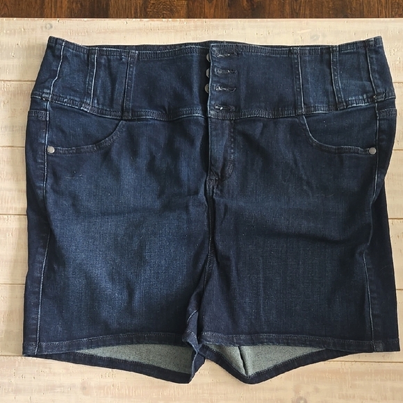 Torrid Blue Jean Shorts Classic Denim Style - Picture 1 of 2